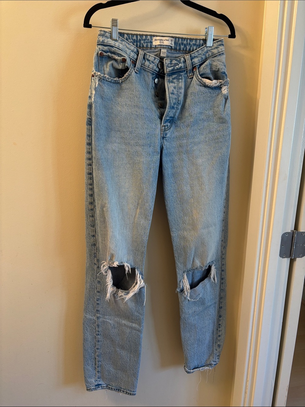 Abercrombie Curve Love Light Wash Distressed Dad Jeans | size 2/26 long